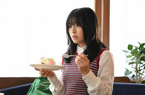 ニットタック柄編みベストを着た森七菜